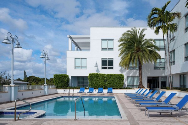 Außenpool, geöffnet von 06:00 Uhr bis 22:00 Uhr, Sonnenschirme