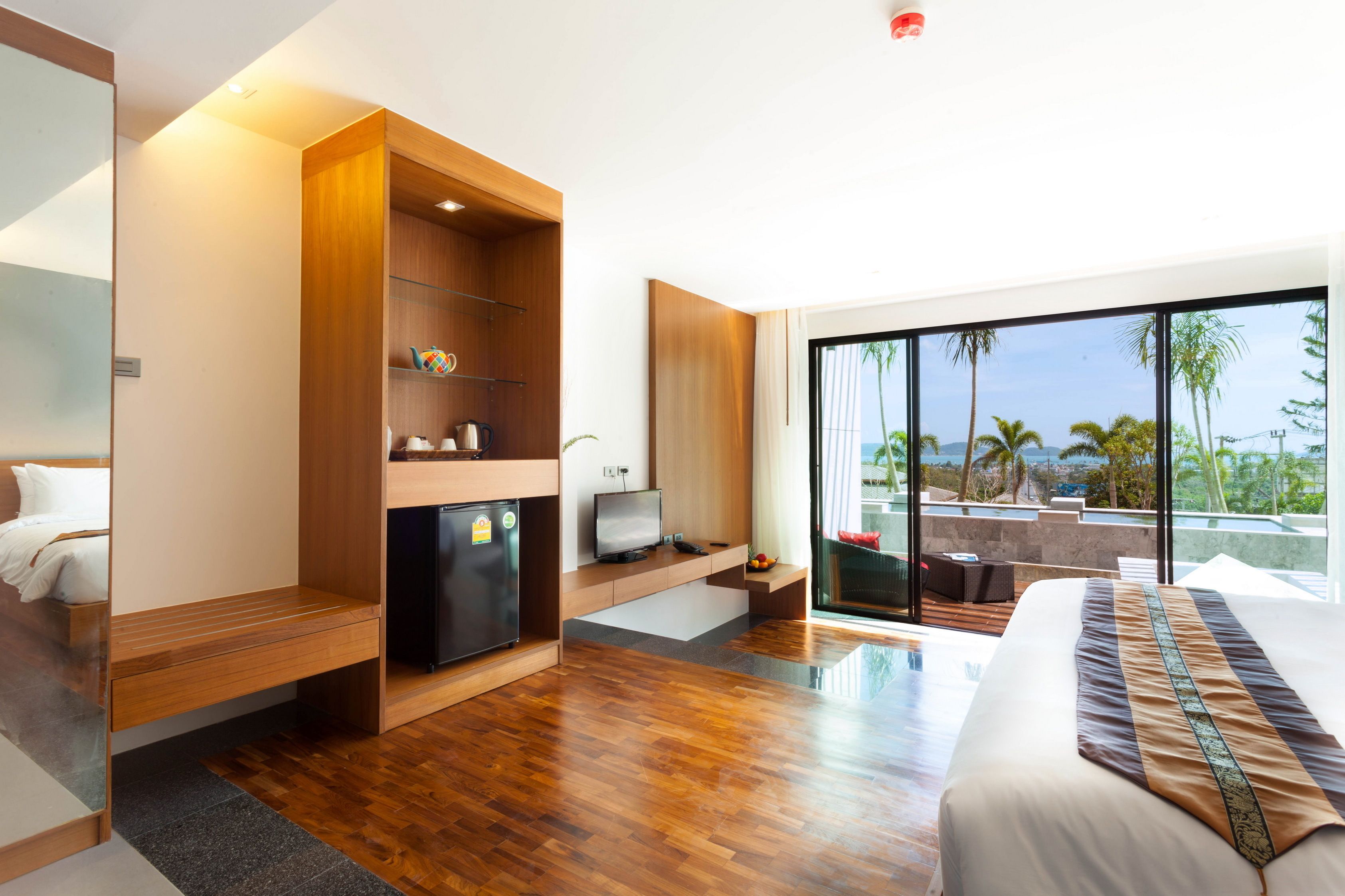 junior suite (pool access) | minibar, in-room safe, desk, free wifi