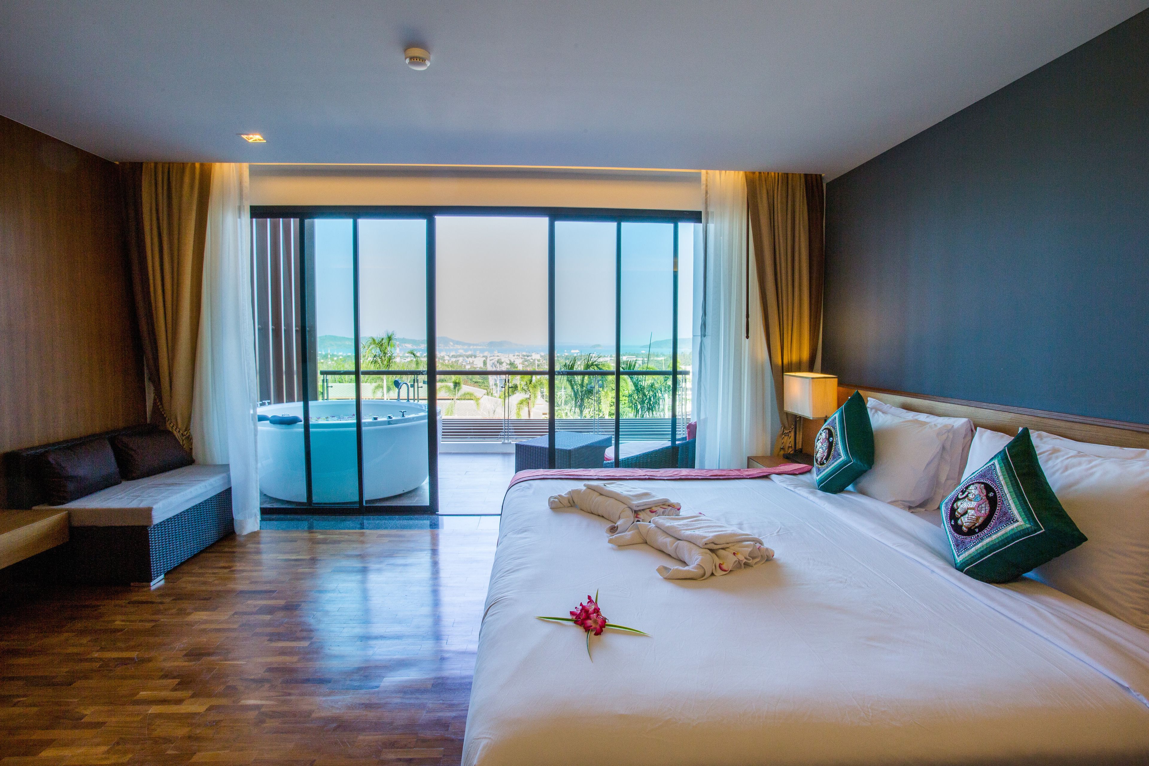 junior suite (balcony jacuzzi) | minibar, in-room safe, desk, free wifi