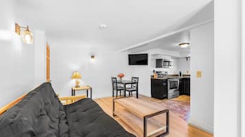 Camera Premium, 2 camere da letto | Area soggiorno | Smart TV 55 pollici con canali digitali, TV, Hulu