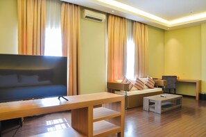 Sviitti | Pillowtop-patjalliset sängyt, minibaari, tallelokero huoneessa, työpöytä