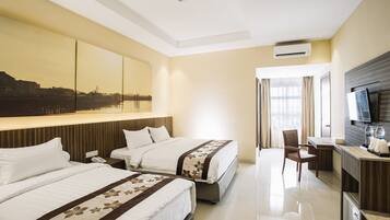 Modern Deluxe Triple | Minibar, in-room safe, desk, iron/ironing board