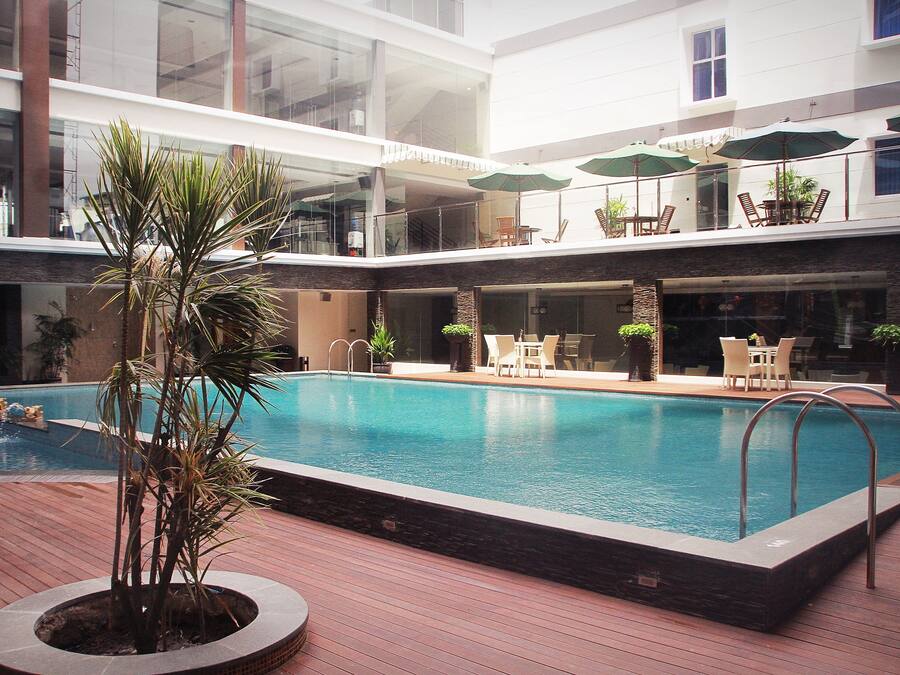 Una piscina al aire libre