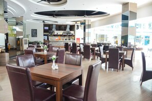 Näkymät uima-altaalle 