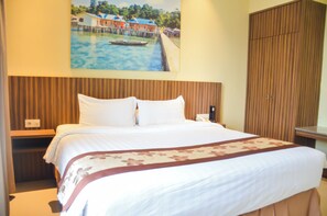 Pillowtop-patjalliset sängyt, minibaari, tallelokero huoneessa, työpöytä