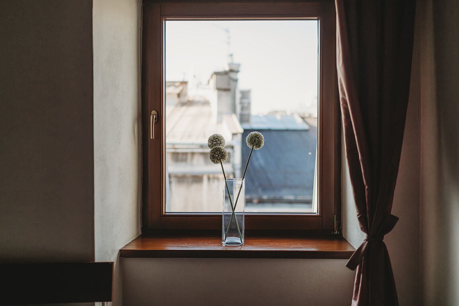 Una ventana con vistas a edificios y un cielo despejado.