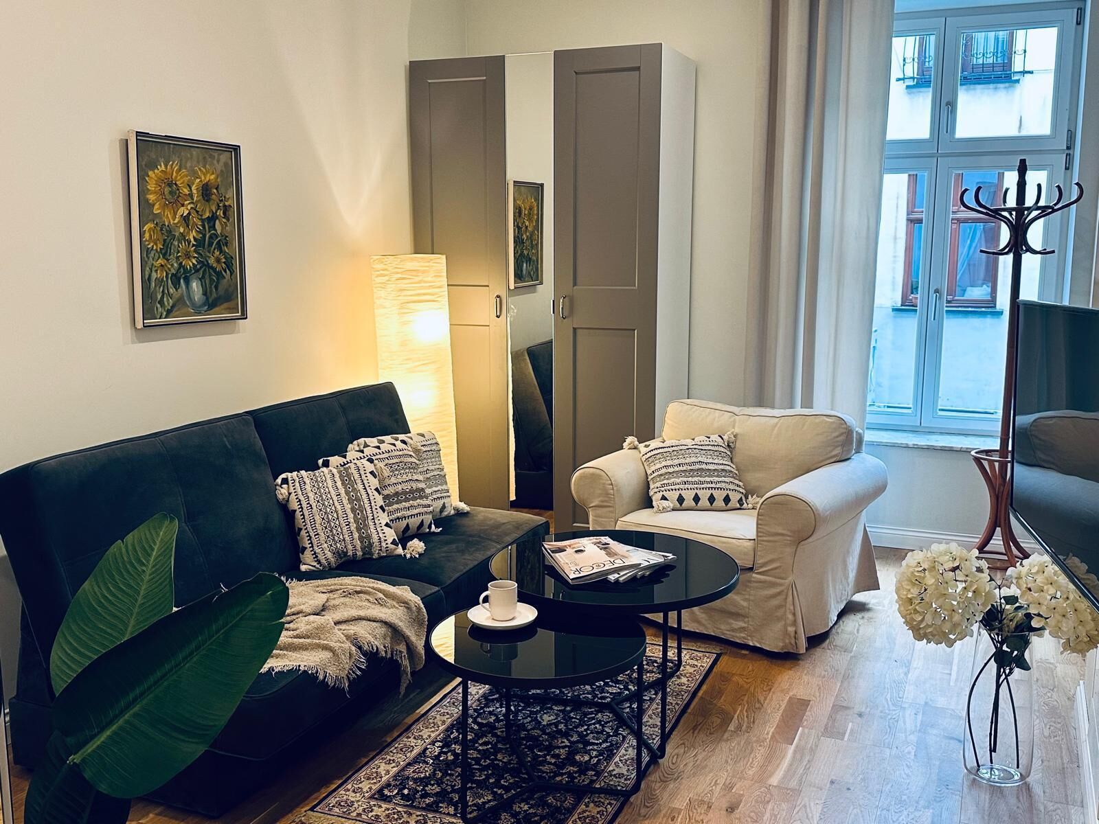 Departamento Confort | Área de sala de estar | Televisión de pantalla plana de 30 pulgadas con canales vía satélite 