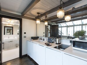 Coffres-forts dans les chambres, fer et planche à repasser