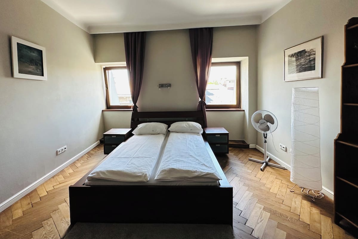 Een kluis op de kamer, een strijkplank/strijkijzer, gratis wifi