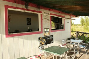 Se sirven desayunos, comidas, cenas y mariscos con vista a la playa