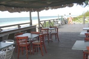 Ofereix vistes a la platja i s'hi serveixen esmorzars i plats de marisc 