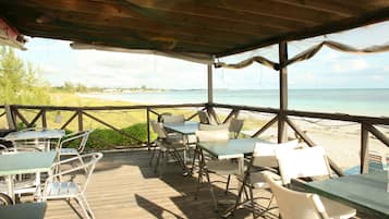 Se sirven desayunos, almuerzos y cenas; con vista a la playa