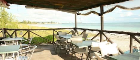 Se sirven desayunos, comidas y cenas con vista a la playa 