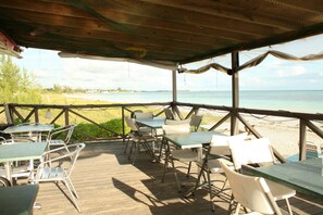 Ofereix vistes a la platja i s'hi serveixen esmorzars i plats de marisc 