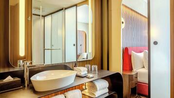 Douche, douche à « effet pluie », articles de toilette de luxe