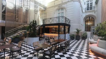 Bar (en la propiedad)