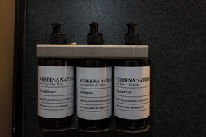 Douche, douche à « effet pluie », articles de toilette de luxe