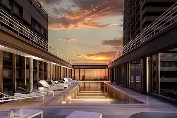 Una piscina al aire libre de temporada, una piscina climatizada