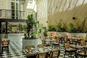 Breakfast, lunch, dinner served; international cuisine  - Recoleta Grand, a Tribute Portfolio Hotel (Buenos Aires)
