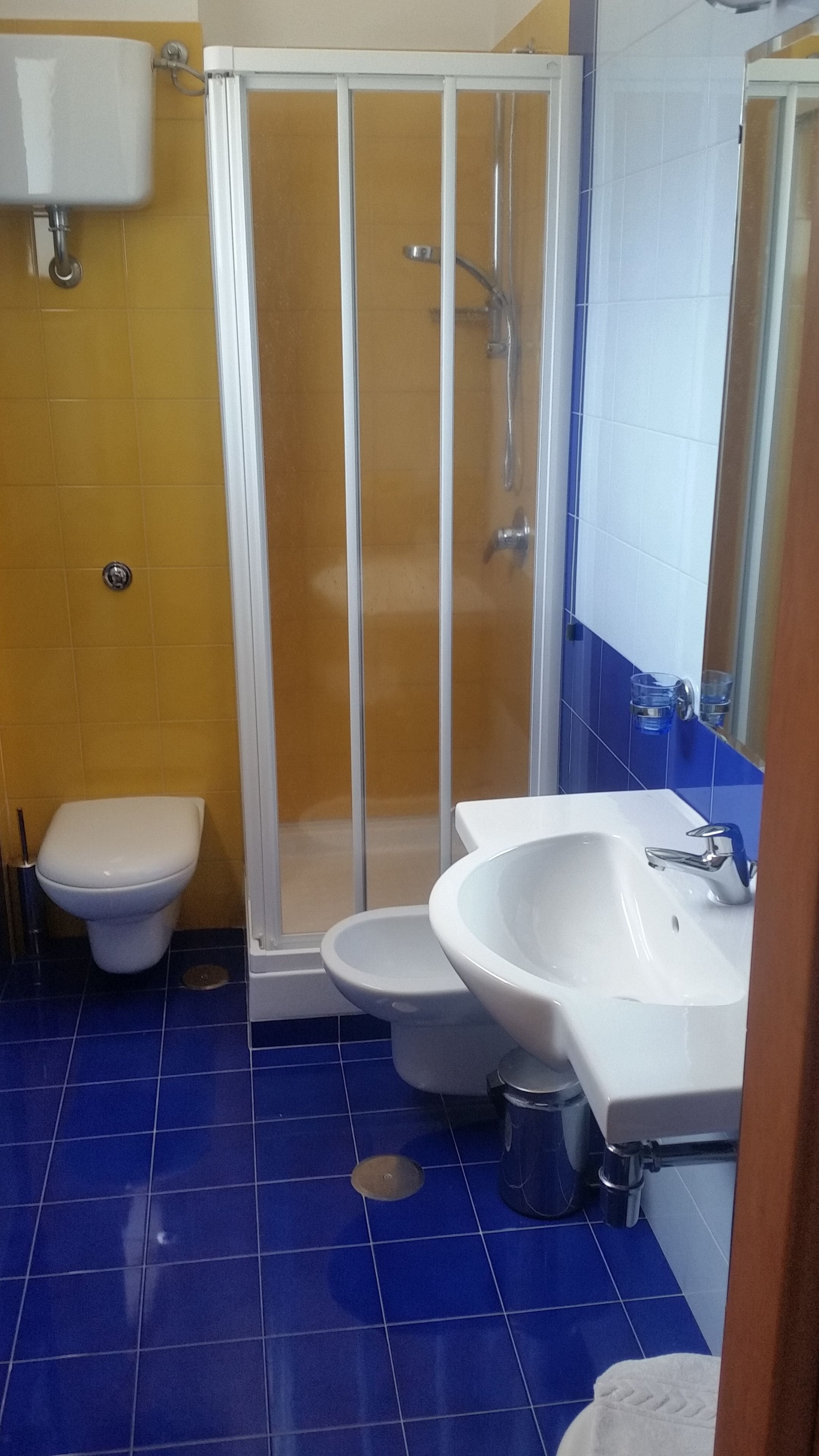 shower, rainfall showerhead, free toiletries, hair dryer