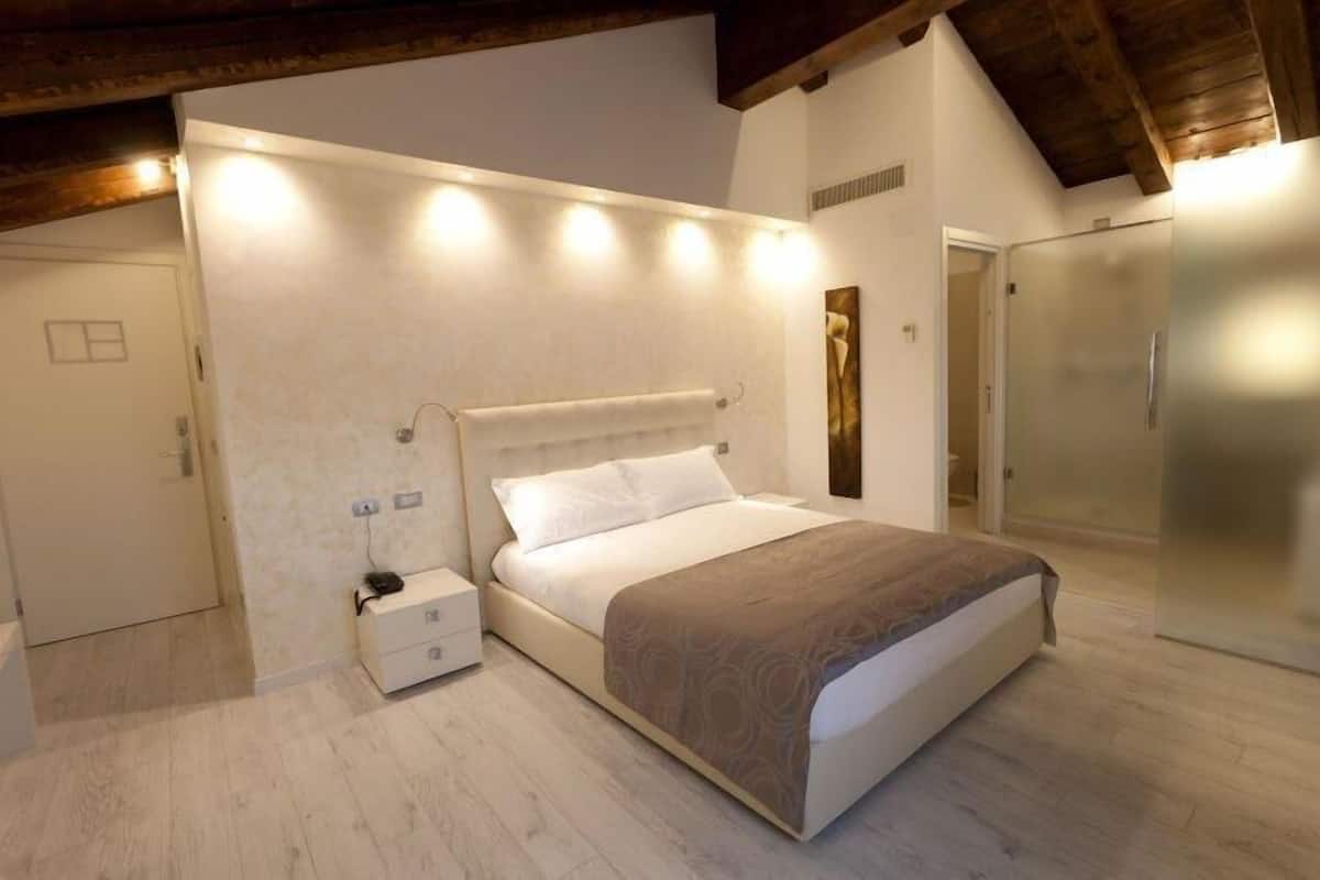 Down duvets, minibar, desk, soundproofing