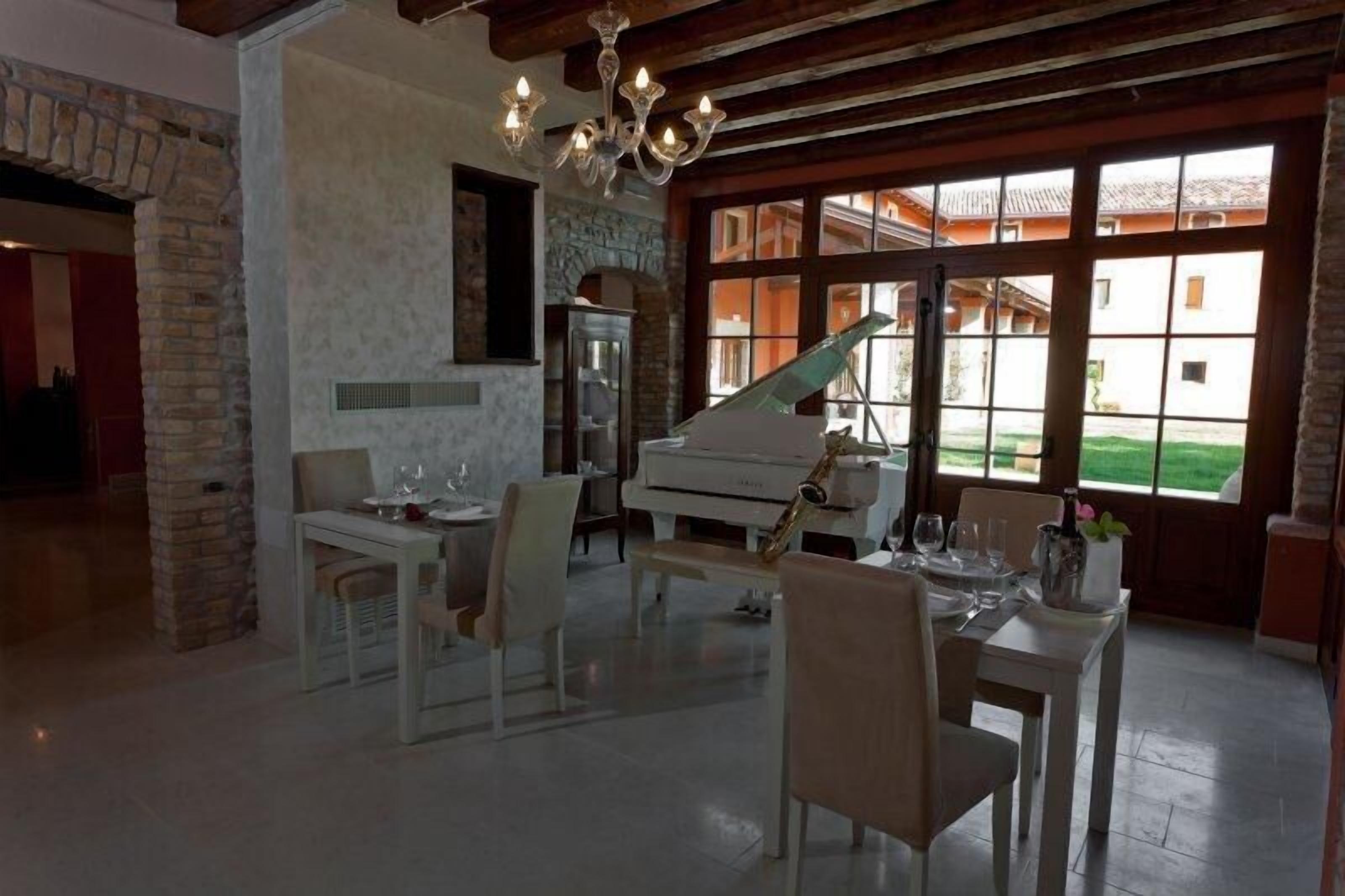 2 restaurants, breakfast, dinner served; international cuisine 