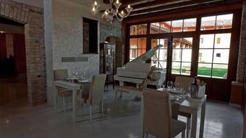 2 restaurants, breakfast, dinner served; international cuisine