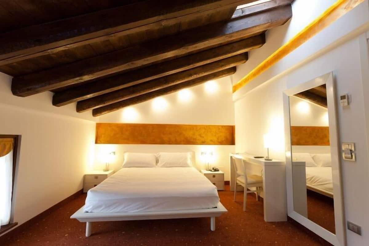 standard double room, 1 double bed | down duvets, minibar, desk, soundproofing