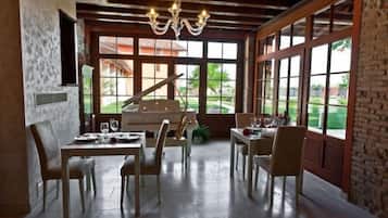 2 restaurants, spécialités Cuisine internationale