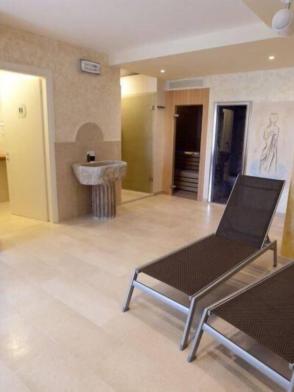 Sauna, hot tub, steam room, Turkish bath/hammam, body treatments