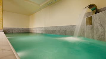 Piscine couverte, piscine extérieure, parasols de plage, chaises longues