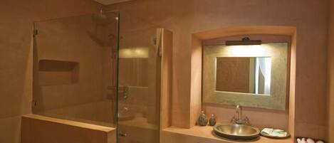 Quarto casal ou duplo standard | Banheiro | Chuveiro, chuveiro com efeito de chuva, produtos de toalete de grife