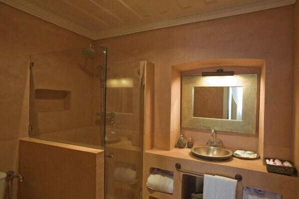 Habitación estándar con 1 cama matrimonial o 2 individuales | Baño | Regadera, regadera tipo lluvia, amenidades de baño de diseñador 
