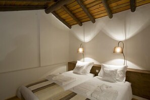 Habitación estándar con 1 cama matrimonial o 2 individuales | Ropa de cama de alta calidad, camas con efecto memoria y minibar 