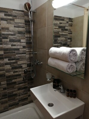 Shower, hair dryer, bathrobes, towels - Roza Studios (Corfu)
