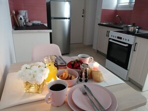 Habitación Deluxe con 2 camas individuales, 1 habitación | Cocina privada | Refrigerador, parrilla de estufa, cafetera y tetera y tetera eléctrica