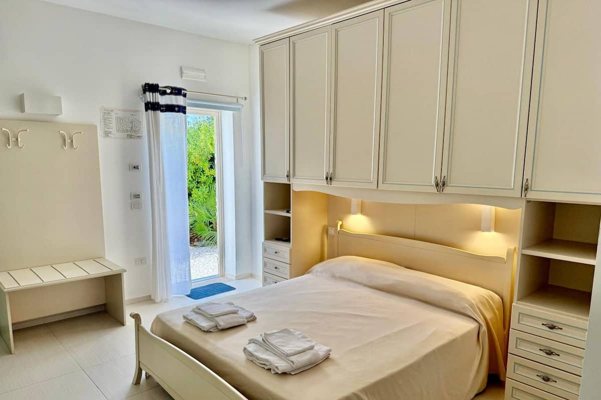 Minibar, in-room safe, desk, free WiFi