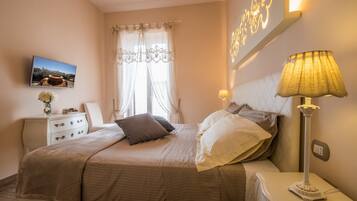 Superior-Suite, 1 King-Bett, eingeschränkter Meerblick, Turm | Verdunkelungsvorhänge, Bügeleisen/Bügelbrett, kostenloses WLAN