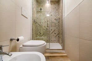 Studio Suite, Ground Floor | Bathroom | Shower, rainfall showerhead, hair dryer, towels - Dimora Grottone (Polignano a Mare)