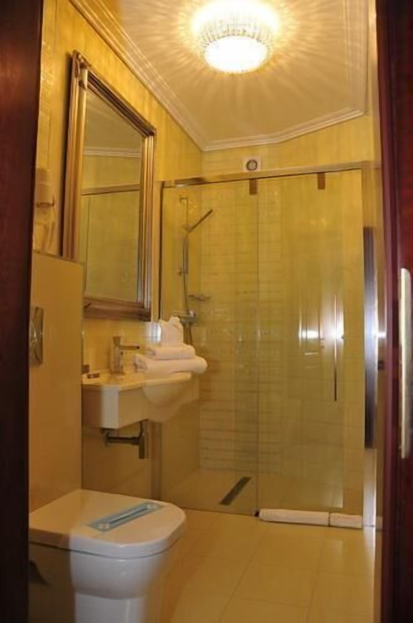 Suíte real | Banheiro | Chuveiro, chuveiro com efeito de chuva, secador de cabelo 