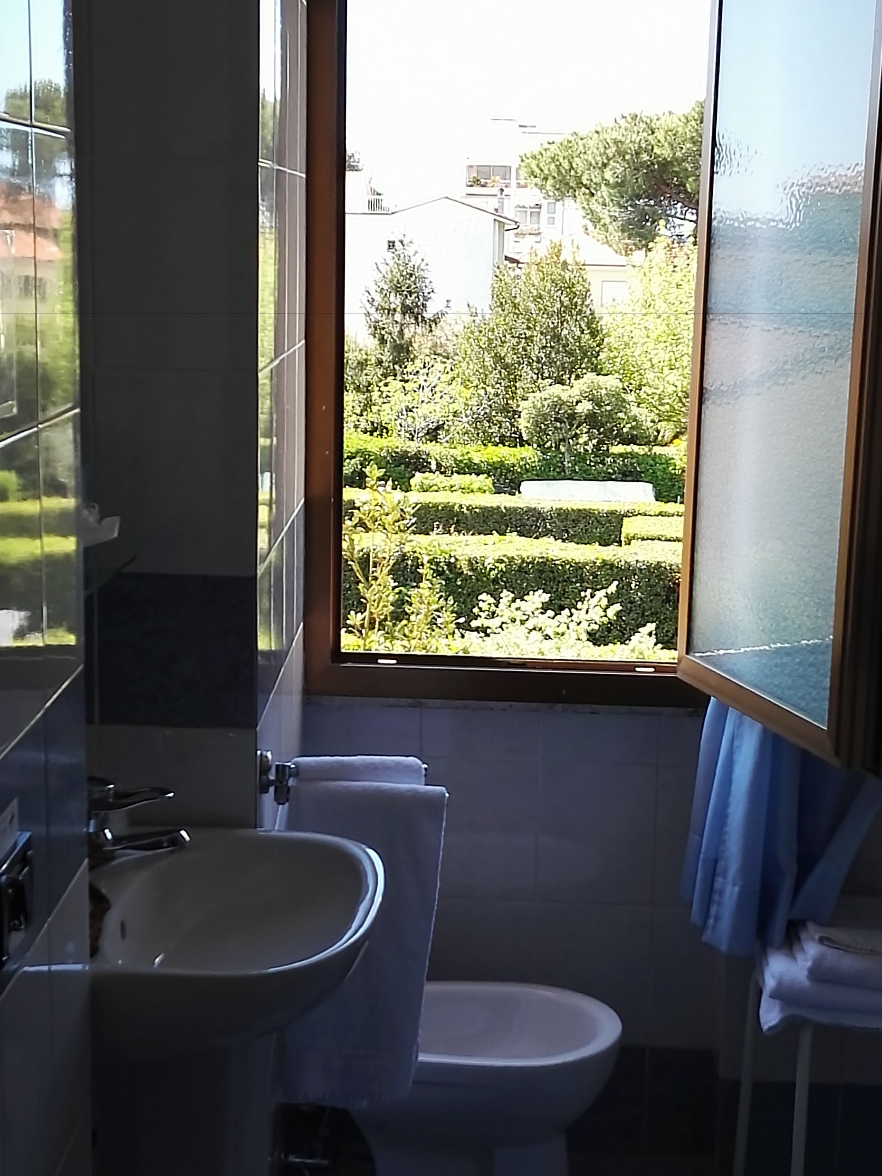 classic triple room | bathroom | shower, free toiletries, hair dryer, bidet