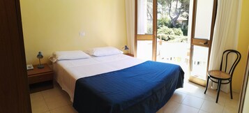 经济双人房（单人入住） | 迷你吧、客房内保险箱、办公桌、遮光窗帘