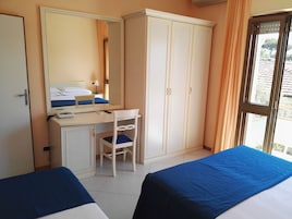 Habitación triple clásica | Minibar, caja fuerte, escritorio y cortinas opacas