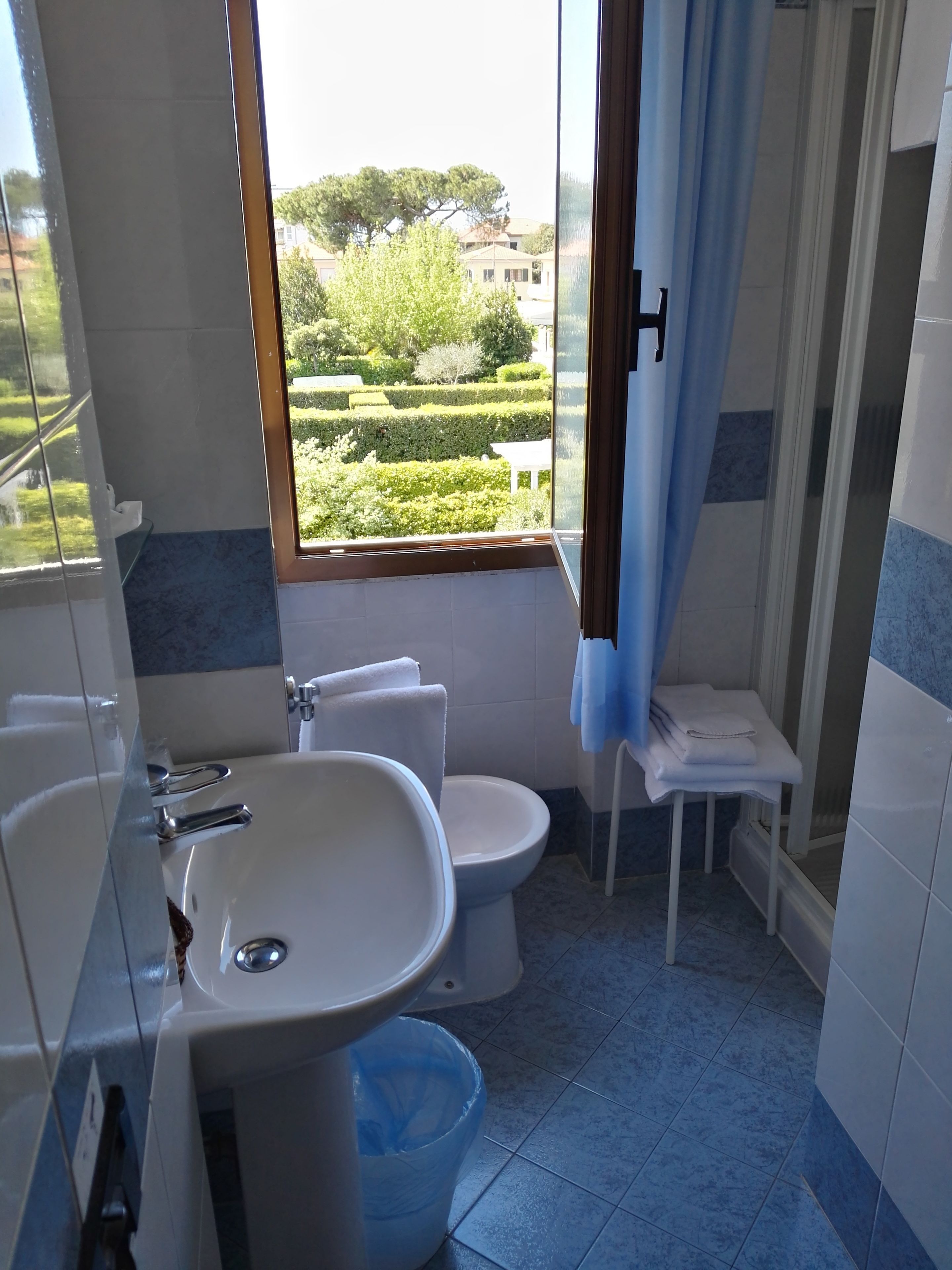 classic triple room | bathroom | shower, free toiletries, hair dryer, bidet