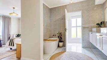 Suite Superior, bagno in camera | Bagno | Combinazione doccia/vasca, set di cortesia gratuito, asciugacapelli