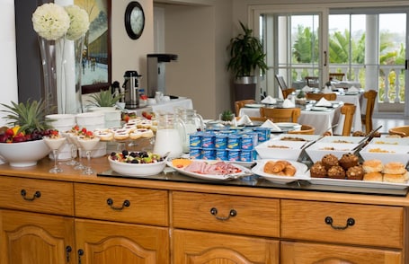 Breakfast and dinner served