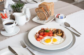 Free daily English breakfast