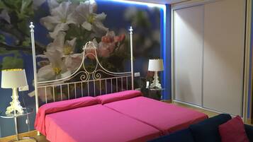 Cubrecamas y caja de seguridad en la habitación