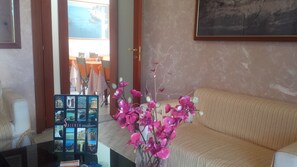 Coin salon dans le hall