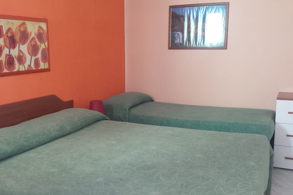 Habitación triple | Ropa de cama de alta calidad y minibar